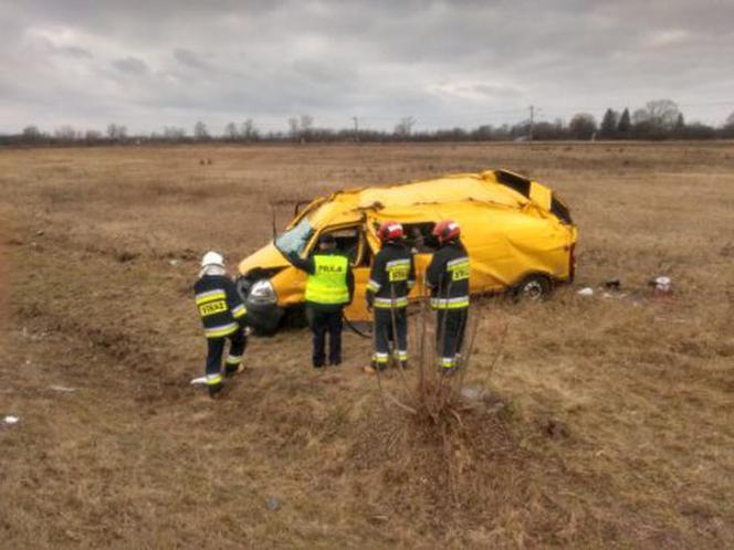 Silny wiatru mógł doprowadzić do tragedii! Tyle zostało z busa! [ZDJĘCIA]