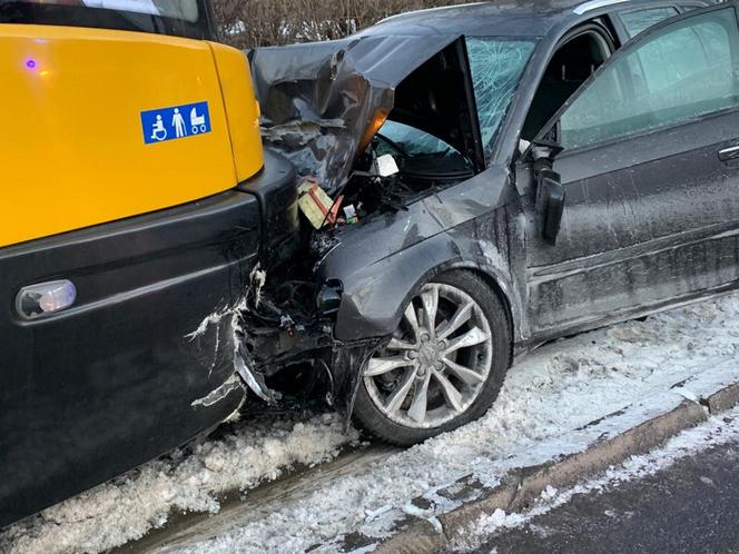 Czołowo huknął w tramwaj. Pijany kierowca uciekł 