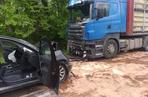 Tragiczny wypadek w Sterławkach Małych. Osobówka wjechała pod ciężarówkę [ZDJĘCIA]