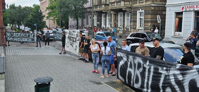  Inowrocław. 27-latek zmarł w czasie interwencji policji. Ponad 100 osób protestowało pod komendą [ZDJĘCIA]
