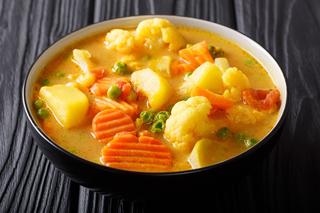 Zupa curry z pieczonego kalafiora i ziemniaków. Gęsta, treściwa i pełna smaku