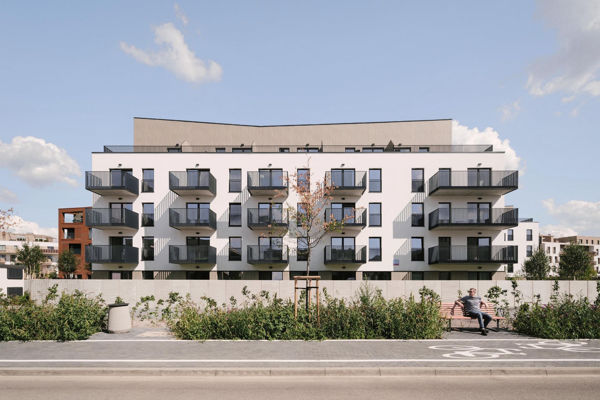 Widok elewacji jednego ze skrzydeł budynku korytarzowego