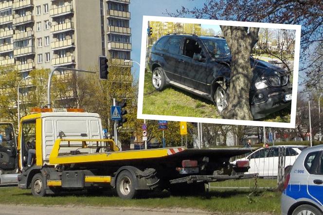 BMW utknęło pomiędzy drzewem a barierkami. Jak ono się tam znalazło?!