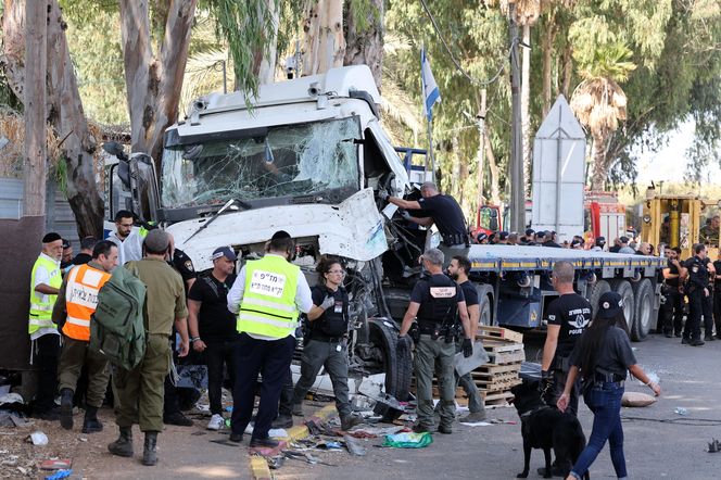 Ciężarówka wjechała w przystanek. Hamas przyznaje się do ataku 