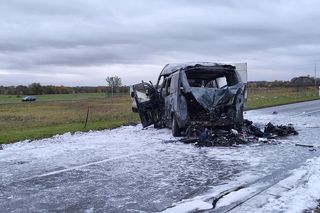 Dwie osoby zginęły w doszczętnie spalonym mercedesie! Zderzyły się z busem na DK 10 pod Nakłem nad Notecią [AKTUALIZACJA]