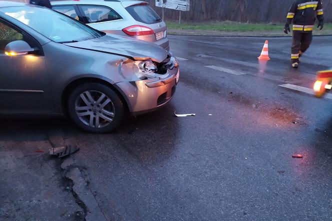 Karambol w Dąbrowie Górniczej. Zderzyło się 5 samochodów, dostawczak i autobus