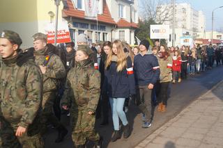 Uroczysty przemarsz licealistów ulicą 11 Listopada