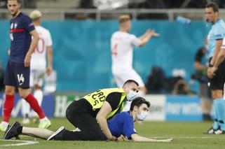 Intruz na boisku podczas meczu Francja - Szwajcaria na Euro