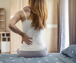 Ból w lewym boku cię niepokoi? Sprawdź, co może być jego przyczyną