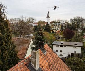 Dron antysmogowy lata nad Łodzią i sprawdza, czym mieszkańcy palą w piecach