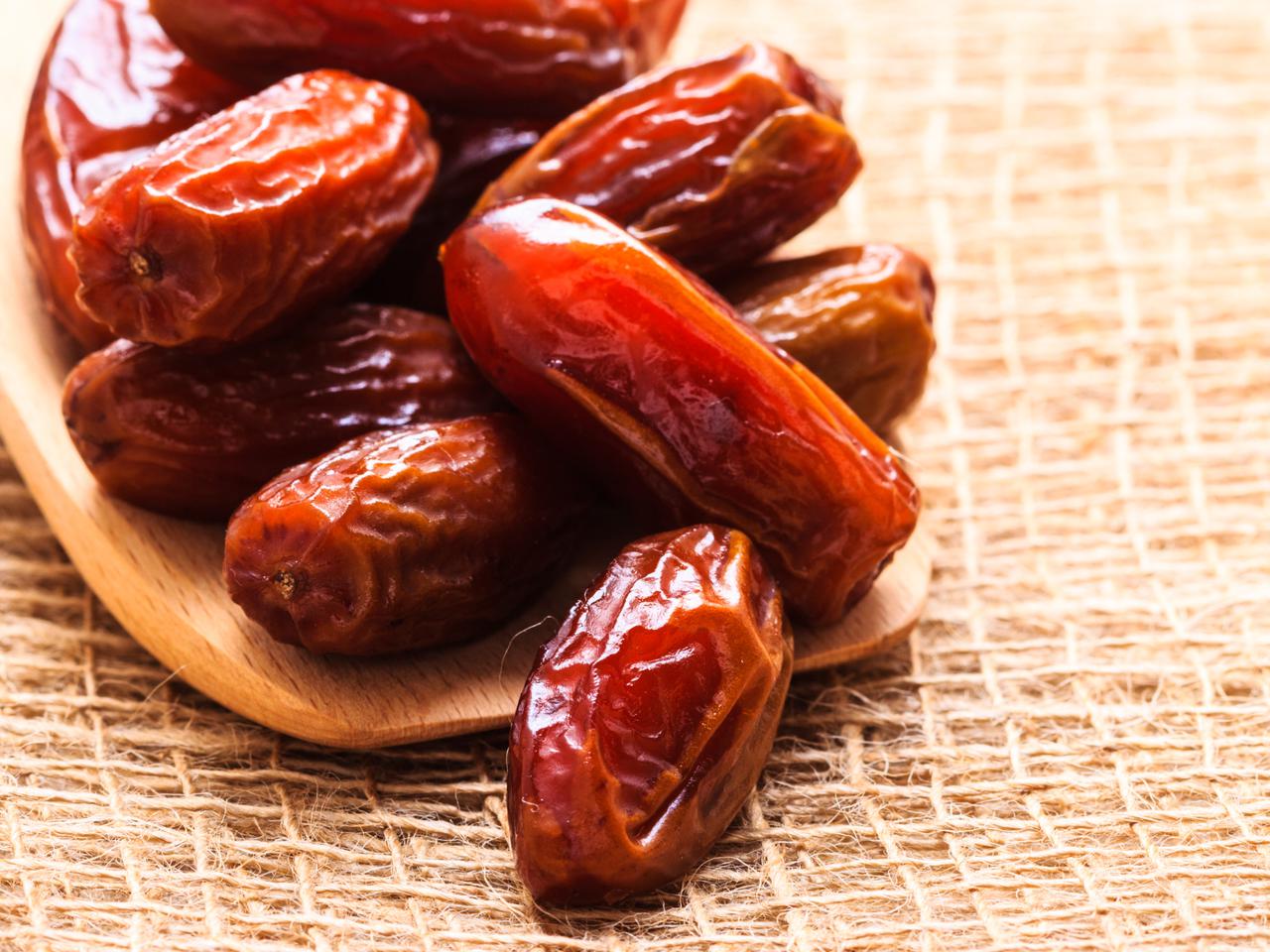 Sałatka z daktyli z pomarańczami, figami i migdałami - idealna na święta