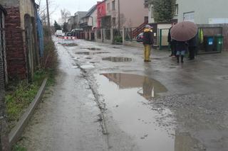 Kiedy spadnie deszcz, mieszkańcy ulicy toną w błocie
