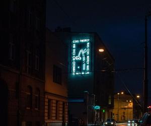 W Łodzi powstał neon Twórczość czasu” z fraszką Jana Sztaudyngera
