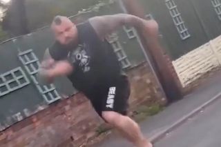 Pogromca Pudzianowskiego rzucił się na ojca z dzieckiem! Nagrali go na ulicy w kompletnej furii
