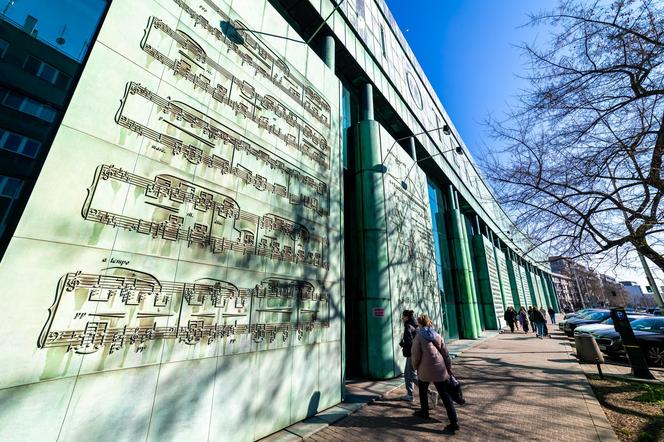 Biblioteka Uniwersytecka w Warszawie - zdjęcia. Zobacz postmodernistyczną ikonę, którą kiedyś uznawano za kicz