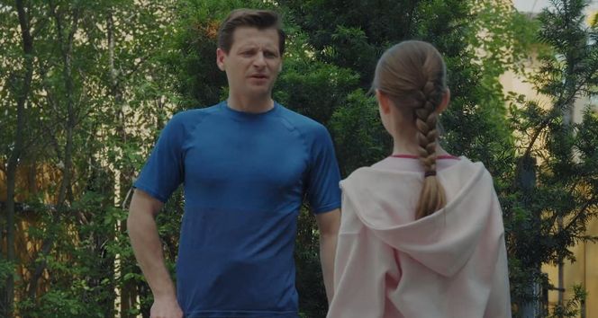 M jak miłość odc. 1886. Hania (Wiktoria Basik), Adam Karski (Patryk Szwichtenberg)