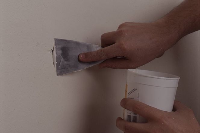 Szpachlowanie dziur w ścianie