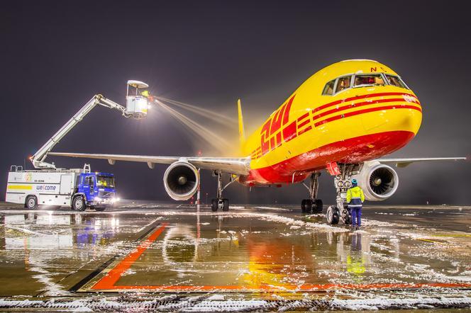 Katowice Airport. Odladzanie samolotów na lotnisku w Pyrzowicach 