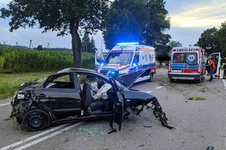 Wypadek na drodze Mońki – Knyszyn. Ktoś wcześniej ZADZWONIŁ, że kierowca jest PIJANY [ZDJĘCIA]