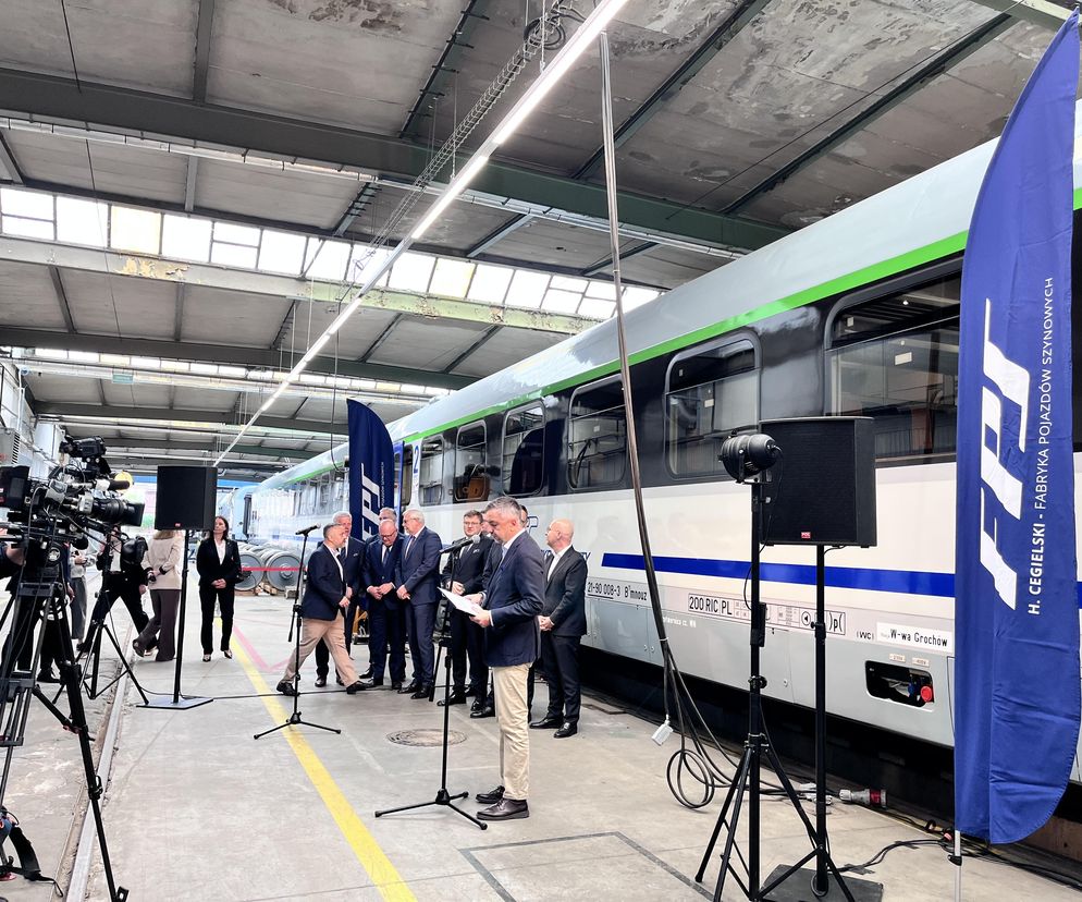 Minister Infrastruktury przedstawia odswieżone wagony