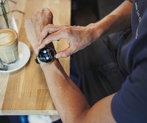 Już prawie połowa Polaków ma smart zegarek