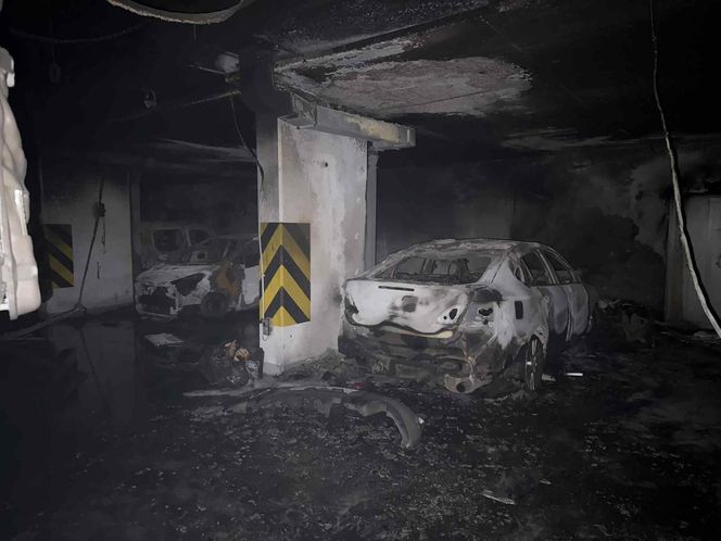 Pokazali jak wygląda wnętrze spalonego garażu w Ząbkach. Ogień pojawił się w nocy. Ewakuowano 300 osób