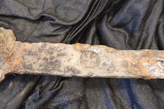 Sensacyjne znalezisko w Wiśle! Wędkarz wyłowił średniowieczny miecz