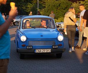 Bydgoskie Klasyki Nocą. Perełki motoryzacji znów zaparkowały obok Torbydu!