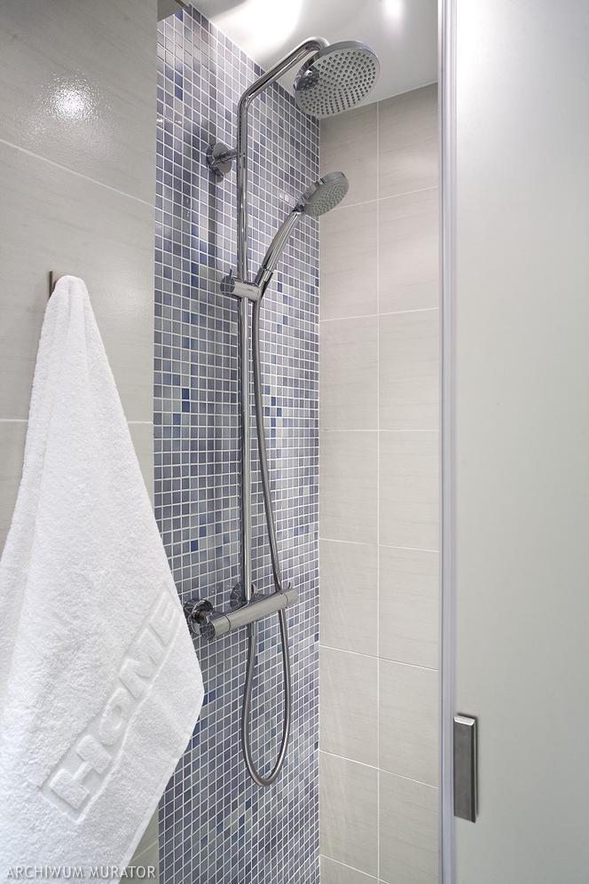 Prysznic w niebieskiej łazience