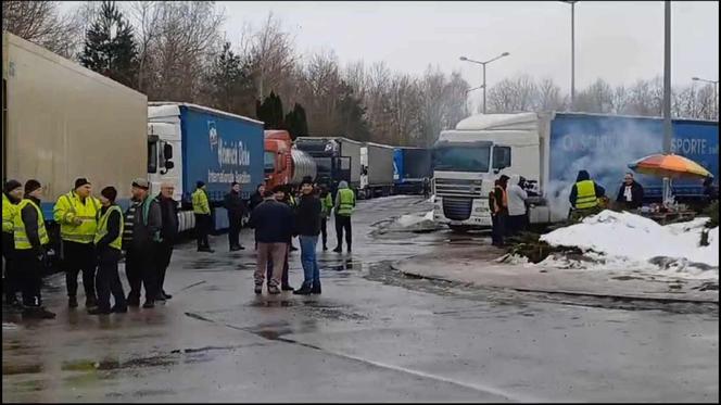 Przewoźnicy zaostrzają protest na Podkarpaciu