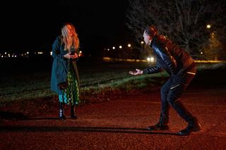 Na Wspólnej, odcinek 3758: Eliza (Katarzyna Chorzępa), taksówkarz (Sebastian Badurek) 