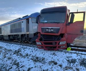   Tir zderzył się z pociągiem osobowym. Trasa kolejowa Ełk-Białystok zablokowana