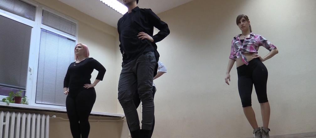 Dominik z Wrocławia uczy dziewczyny jak chodzić na obcasach