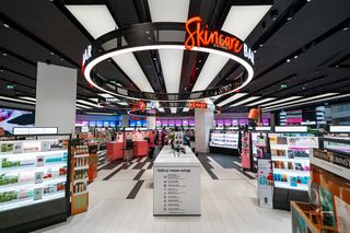 SEPHORA tworzy „Bezpieczne Przestrzenie” i pod skrzydłami KPH dołącza do dwóch Parad Równości