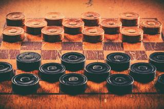 Planszówki z PRL. QUIZ. W te gry graliście w dzieciństwie! Pamiętacie ich zasady?