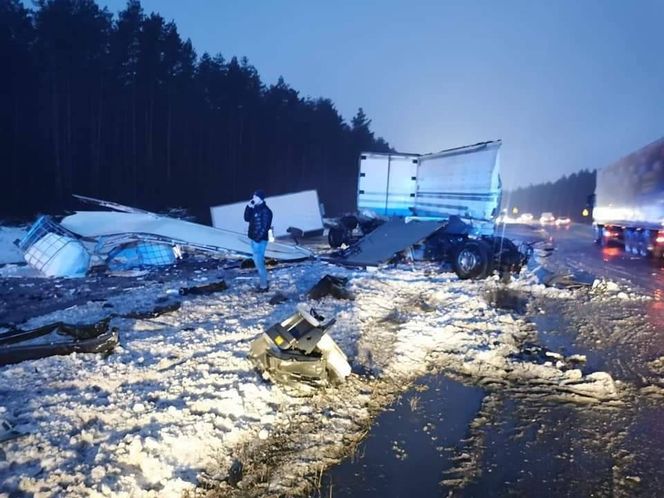 Tragiczny wypadek na S1 w Dąbrowie Górniczej. Po czołowym zderzeniu dwóch ciężarówek zmarł jeden z kierowców [ZDJĘCIA]