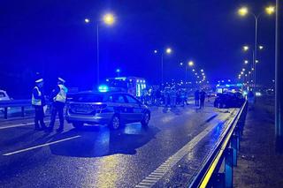 Czołowe zderzenie na S7, jedno z aut jechało pod prąd! Są ranni