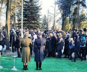 Uroczystości pogrzebowe Iwony Śledzińskiej-Katarasińskiej na Dołach. Wzięło w nich udział wiele osób [ZDĘCIA]