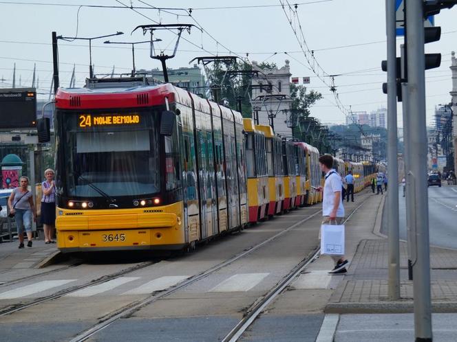 Nastolatka wpadła pod rozpędzony tramwaj przy rondzie de Gaulle’a w Warszawie. Trafiła do szpitala