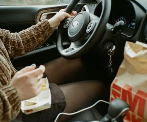 Czy kierowca może jeść w aucie podczas jazdy? Przepisy jasno to określają