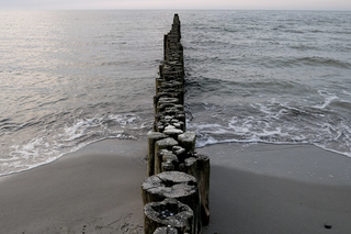 Szokujące odkrycie na plaży w okolicach Ustki. Znaleziono ciało młodego mężczyzny
