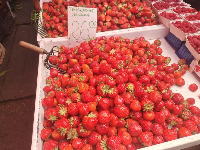 Ceny truskawek na Starym Kleparzu w Krakowie