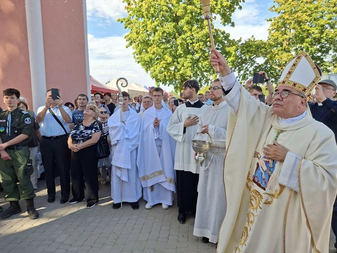 Abp Antonio Guido Filipazzi pobłogosławił dzwonnicę, która została wybudowana z okazji tego jubileuszu