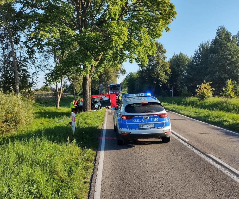 Tragedia na drodze pod Olsztynem. Kierowca skody zderzył się z drzewem. Nie żyje