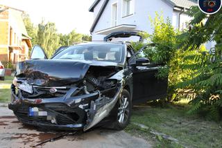 Wypadek w Wesołej: Alfa Romeo wjechała w bramę