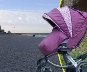 Zostawiła małe dziecko w wózku na plaży i poszła na kawę. Spacerowicze byli w szoku!