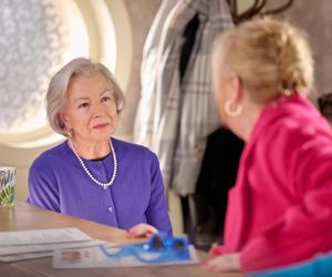 Na Wspólnej, odc. 3999. Maria (Bożena Dykiel), Roża (Halina Rasiakówna) 