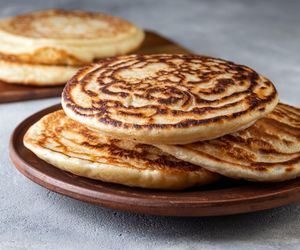 Keto chlebek z patelni. Przepis na domowe pieczywo w 15 minut