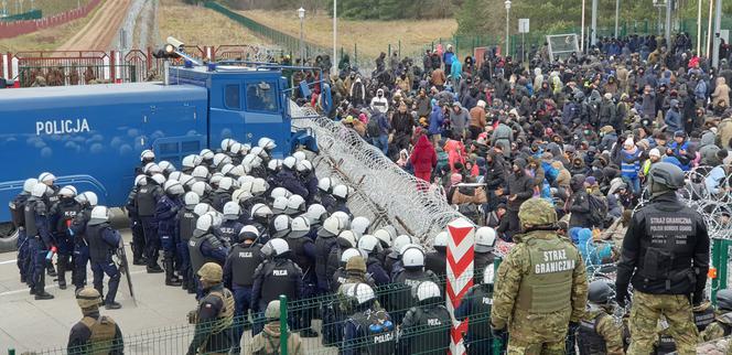 Tłumy migrantów przy przejściu granicznym w Kuźnicy. Przygotowywana jest próba siłowego forsowania granicy [WIDEO, ZDJĘCIA]