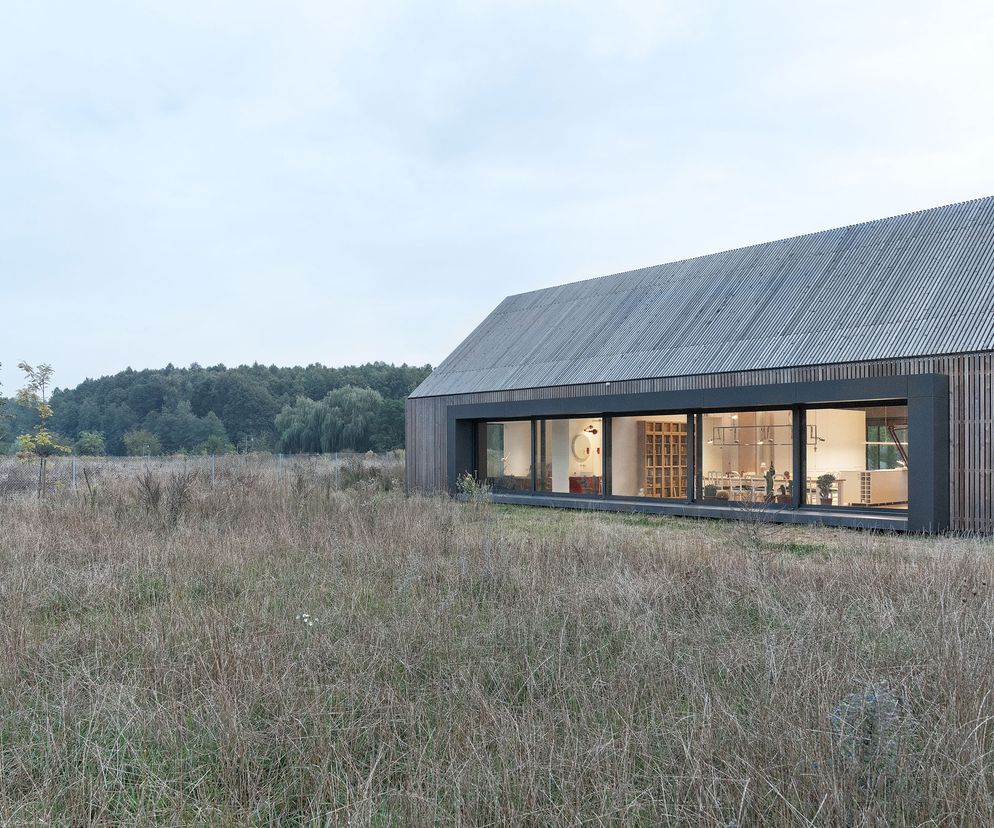 Dom typu stodoła, nieustający trend w architekturze. Zobacz 7 różnych budynków